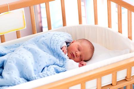 Vì sao nên mua giường ngủ cho bé sơ sinh