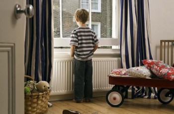 Những điều cấm kỵ khi ở nhà một mình đối với các bé