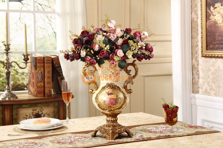 Bình hoa trang trí phong cách tân cổ điển