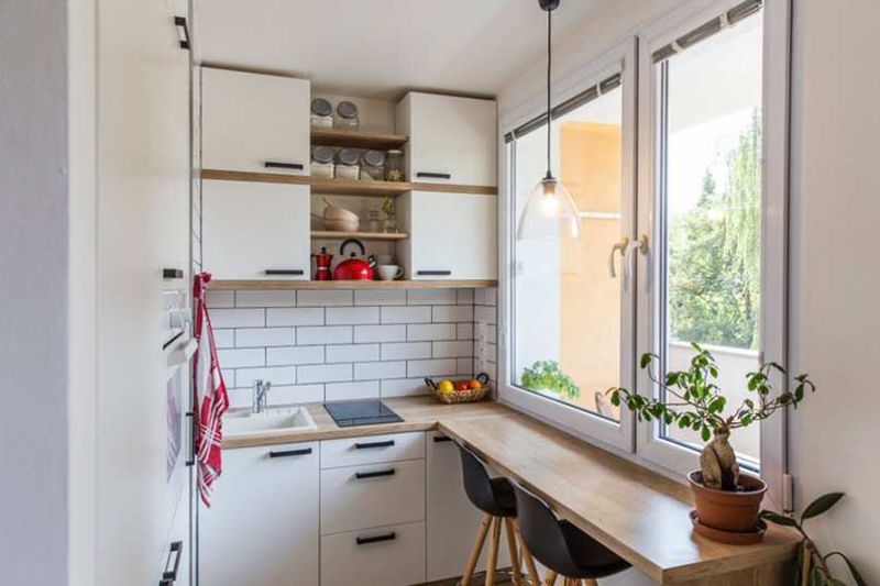 Thiết kế tủ bếp đơn giản tiết kiệm gần cửa sổ 