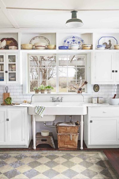 Thiết kế tủ bếp gần cửa sổ giúp không gian phòng bếp thoáng đãng hơn 